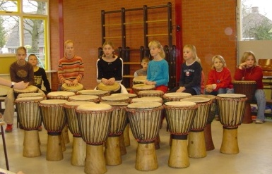 (Foto: J van der Laan) De kinderen zijn blij met de gift van het SNS-Fonds