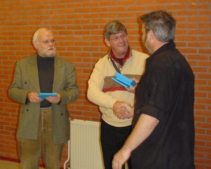 (Foto: J van der Laan) Wiebe van Wijk overhandigd de heren van het SNS-Fonds n van de laatst gemaakte cd 's.(vlnr Dhr van de Wetering, Dhr de Jong en cursusleider Wiebe van Wijk) 