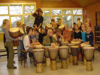 (Foto: J van der Laan) De groep op de foto met de heren van het SNS-Fonds Middelstum.